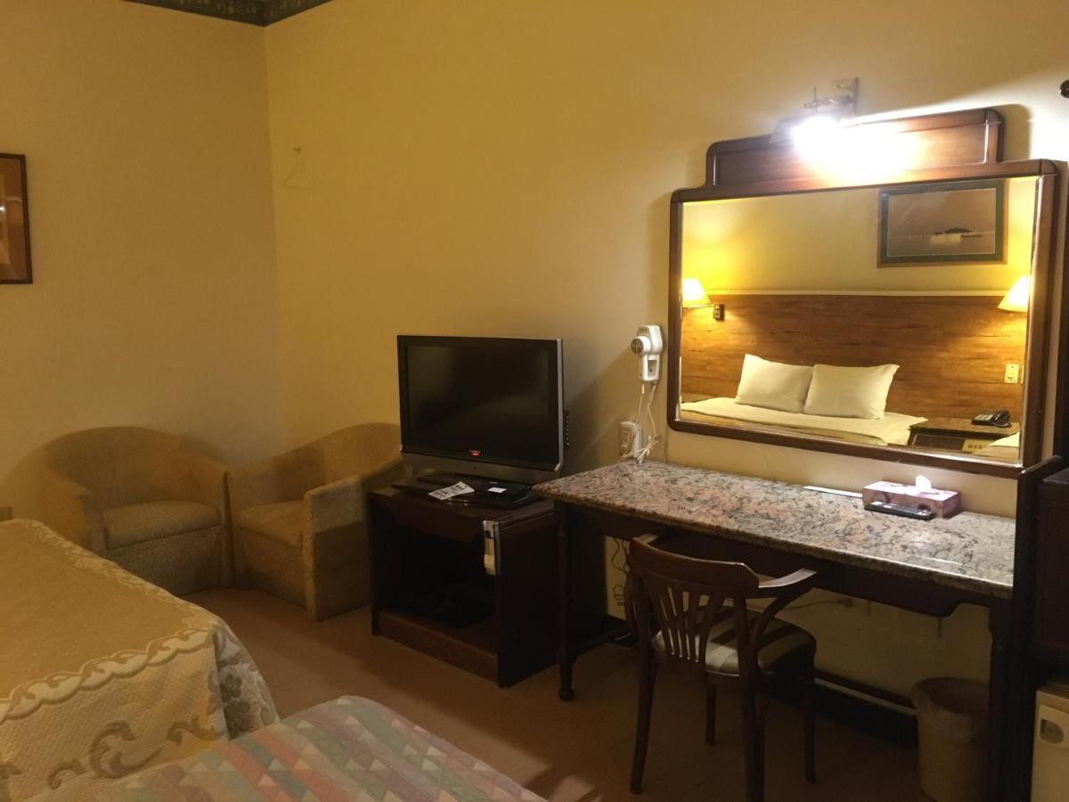 文南哥爸妻夫飯店 Hotel Tainan Exterior foto